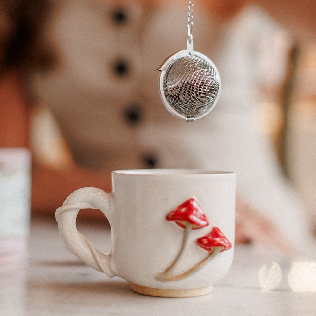 Infusor a ser mergulhado na Caneca Branca Cogumelo