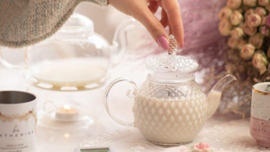 Bule de chá com leite em ambiente aconchegante de inverno