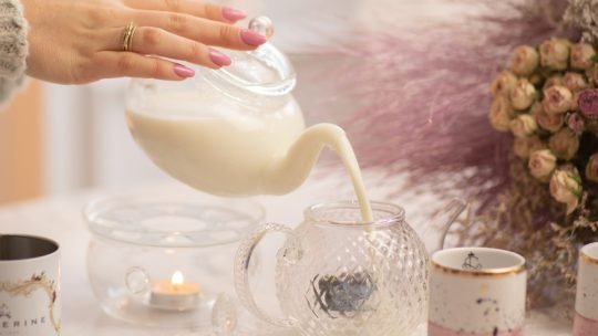 rooibos com leite na chaleira em ambiente aconchegante - Catherine Fine Teas