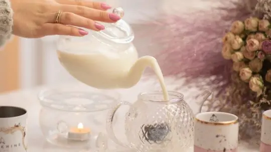 rooibos com leite na chaleira em ambiente aconchegante - Catherine Fine Teas