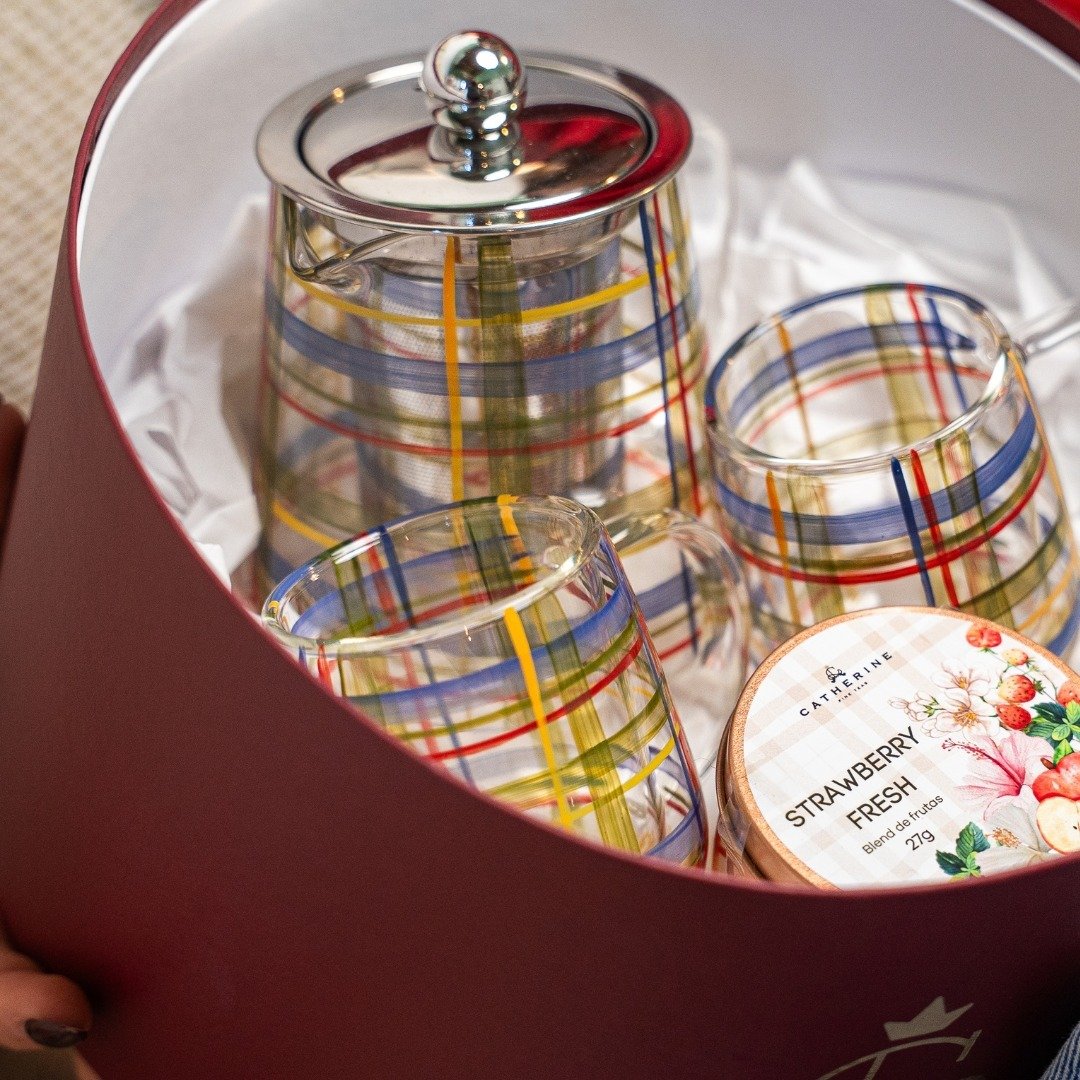 Caixa de presente cartonada Catherine Bordeaux Box - Veranda Royale Gift Set Catherine Fine Teas - Jogo com Chá Strawberry Fresh, chaleira com tampa e infusor e duas xícaras borossilicato.