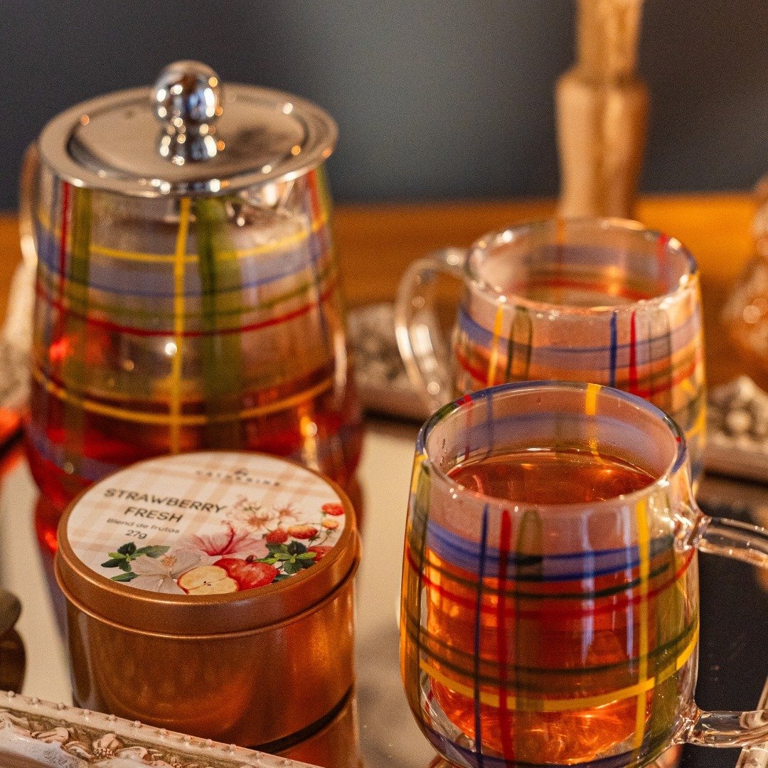 Veranda Royale Gift Set Catherine Fine Teas - Jogo com Chá Strawberry Fresh, chaleira com tampa e infusor e duas xícaras borossilicato.