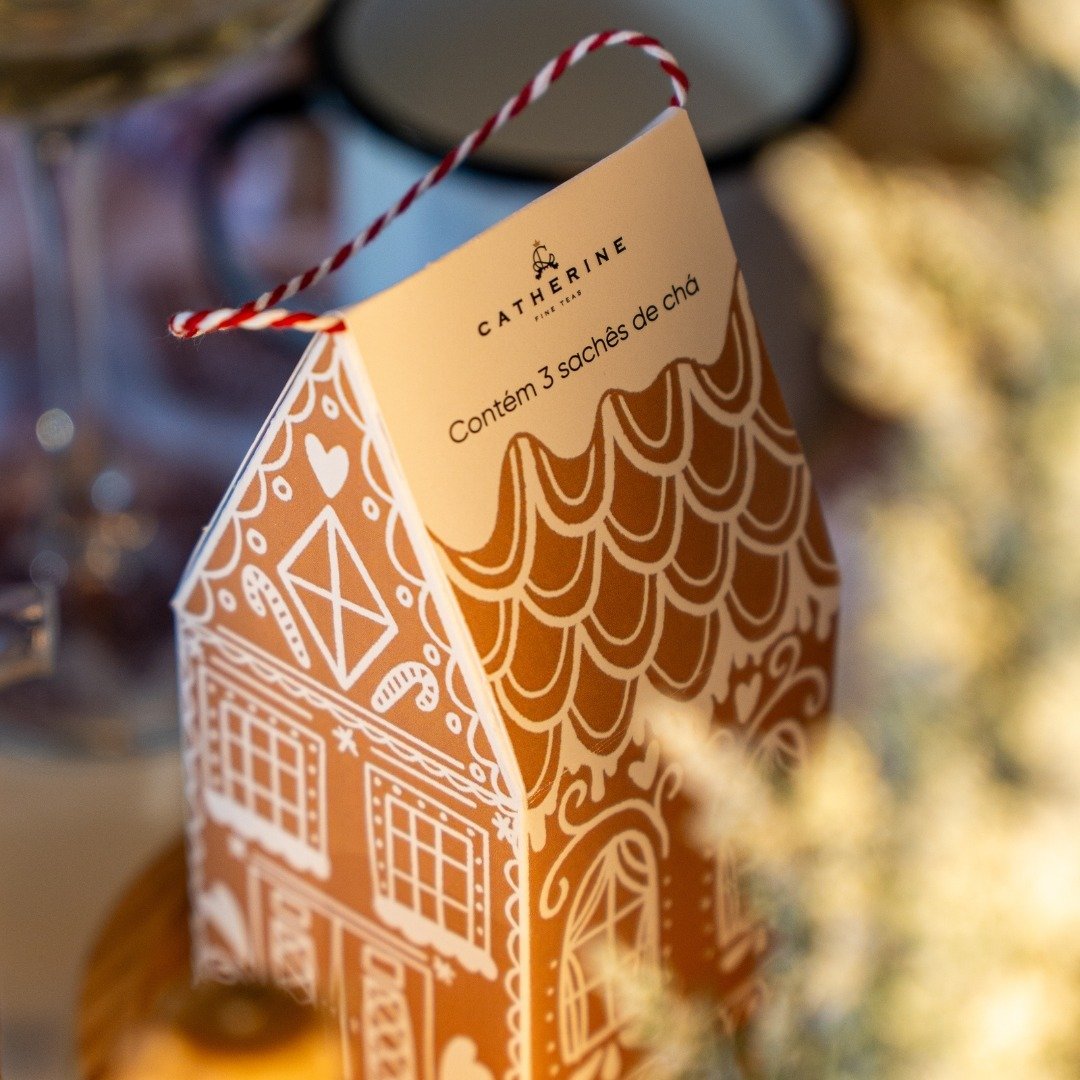 Gingerville House Catherine Fine Teas – embalagem natalina em formato de casa ilustrada, com cordão vermelho e branco e três sachês piramidais.
