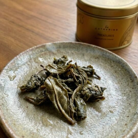 etalhe de folhas inteiras de chá Oolong Catherine Fine Teas hidratadas revelando sua estrutura completa após a primeira infusão