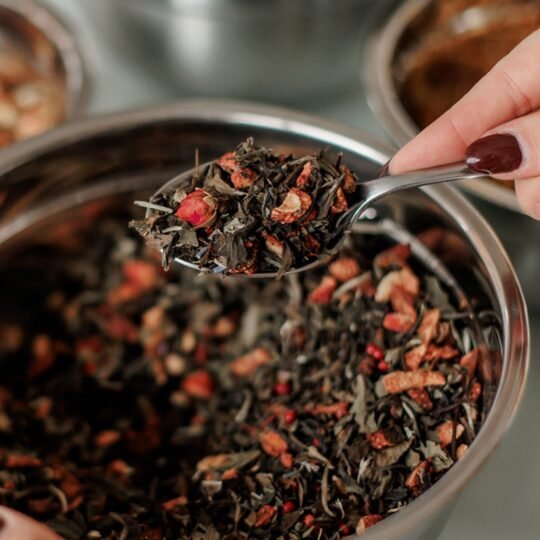 O frescor e abundância dos ingredientes naturais dos blends Catherine Fine Teas, demonstrando a qualidade superior para presentes e rituais de bem-estar.
