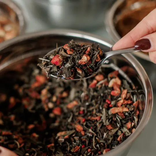 O frescor e abundância dos ingredientes naturais dos blends Catherine Fine Teas, demonstrando a qualidade superior para presentes e rituais de bem-estar.