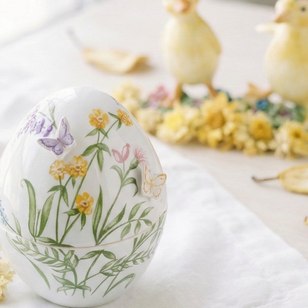 Ovo de Páscoa de Cerâmica em relevo com Chás e Biscoito Jardim do Coelho - Catherine Fine Teas com borboletas em relevo