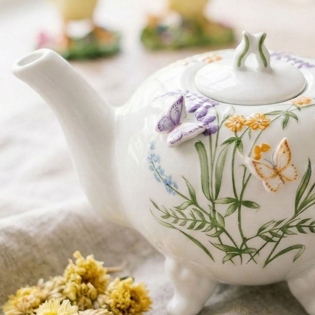 Chaleira em porcelana 600ml borboletas em relevo pintado à mão Petit Jardin Catherine Fine Teas