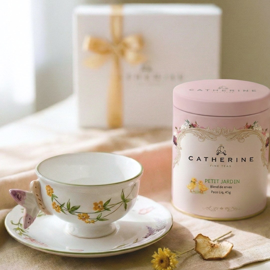 Kit para presentear chá em cerâmica em relevo motivos florais e borboletas Lumierde du Jardin Catherine Fine Teas. Inclui xícara pires e lata de Chá Catherine Fine Teas. Visão frontal.