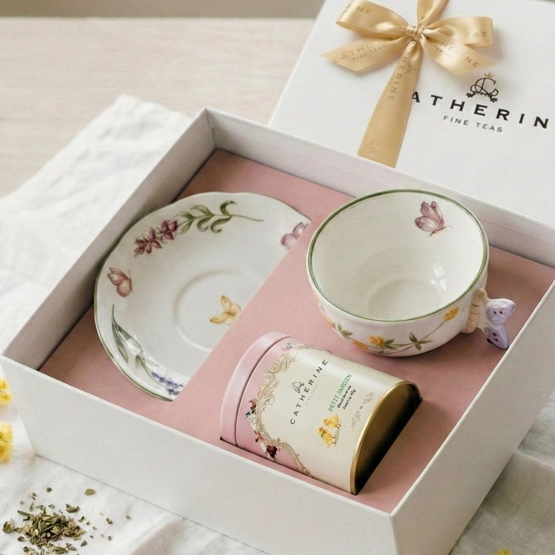 Kit para chá em cerâmica em relevo motivos florais e borboletas Lumierde du Jardin Catherine Fine Teas. Inclui xícara pires e lata de Chá Catherine Fine Teas
