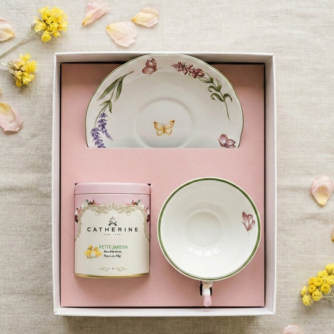 Kit para presentear chá em cerâmica em relevo motivos florais e borboletas Lumierde du Jardin Catherine Fine Teas. Inclui xícara pires e lata de Chá Catherine Fine Teas. Visto de cima.