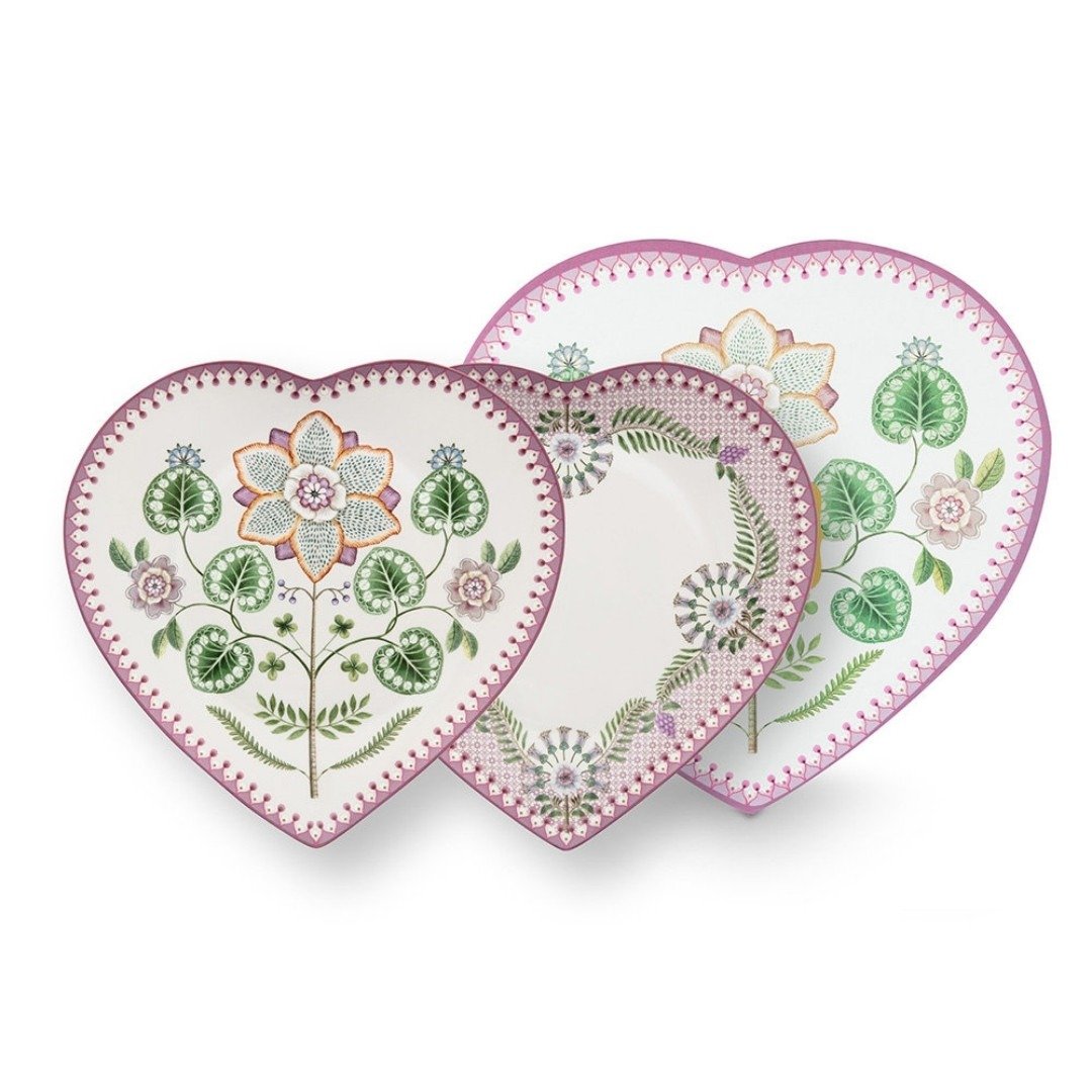 Par de pratos de porcelana em formato de coração, com fundo lilás pastel e ilustrações florais, dispostos harmonicamente ao lado da sua caixa presenteável decorada Lily & Lotus da Pip Studio.
