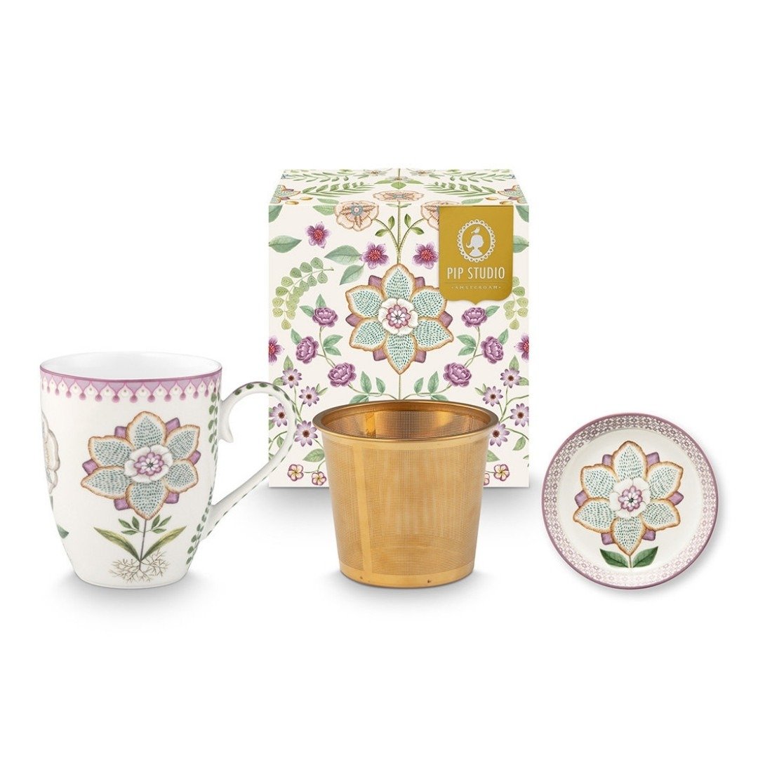 Conjunto Tea for One de porcelana off white com estampas de lírios e lótus da Pip Studio, composto por bule, xícara e pires empilhados ao lado de sua caixa decorada.