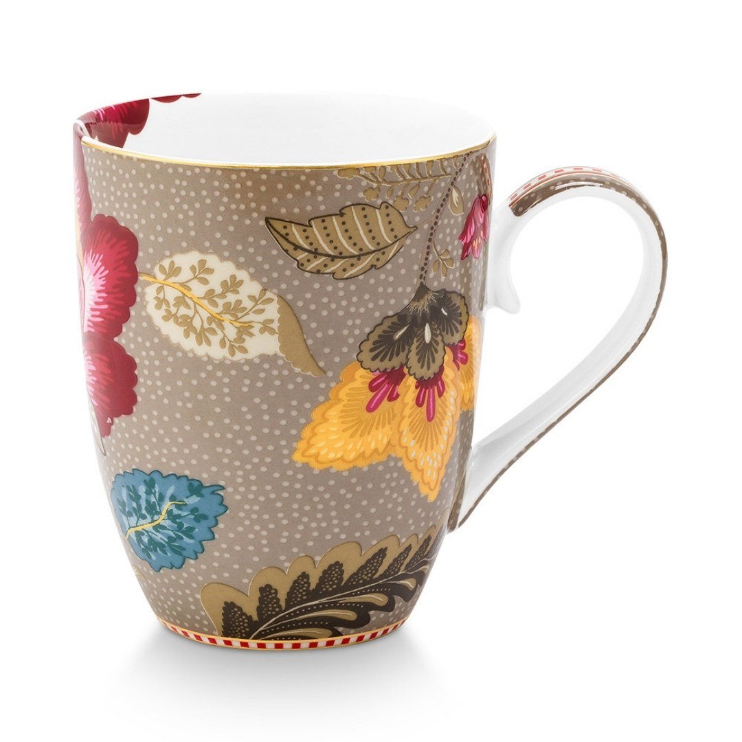Caneca grande de porcelana com fundo cáqui terroso, decorada com delicados florais da coleção Blooming Tales e detalhes em ouro da Pip Studio.